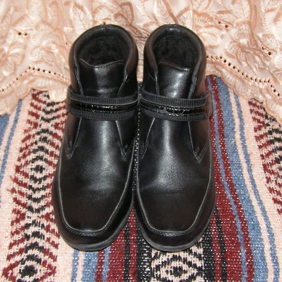 size 8 Ladies' Black Leather ankle boots Faux Fur Lined Low heel - Picture 3 of 10